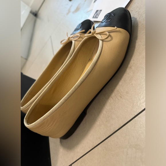Authentic Chanel Nude/Black Cap Toe Ballet Flat Size 38 - Picture 3 of 9